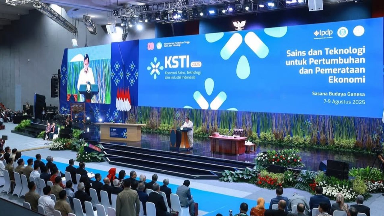 VIDEO: Seruangan Tertawa, Momen Prabowo Ledek Menteri Sakti Wahyu: Belum Profesor Ya!