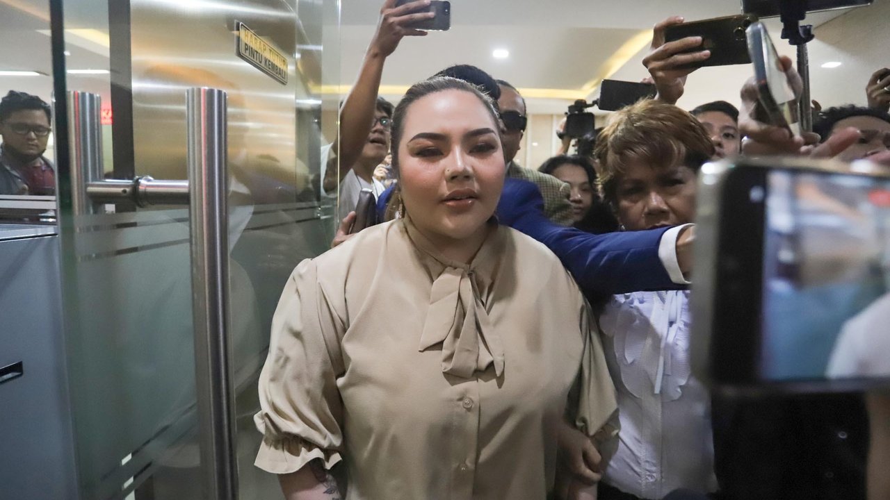 Lisa Mariana ditemani kuasa hukum saat tiba di Gedung Bareskrim Polri, Jakarta, Kamis (7/8/2025).