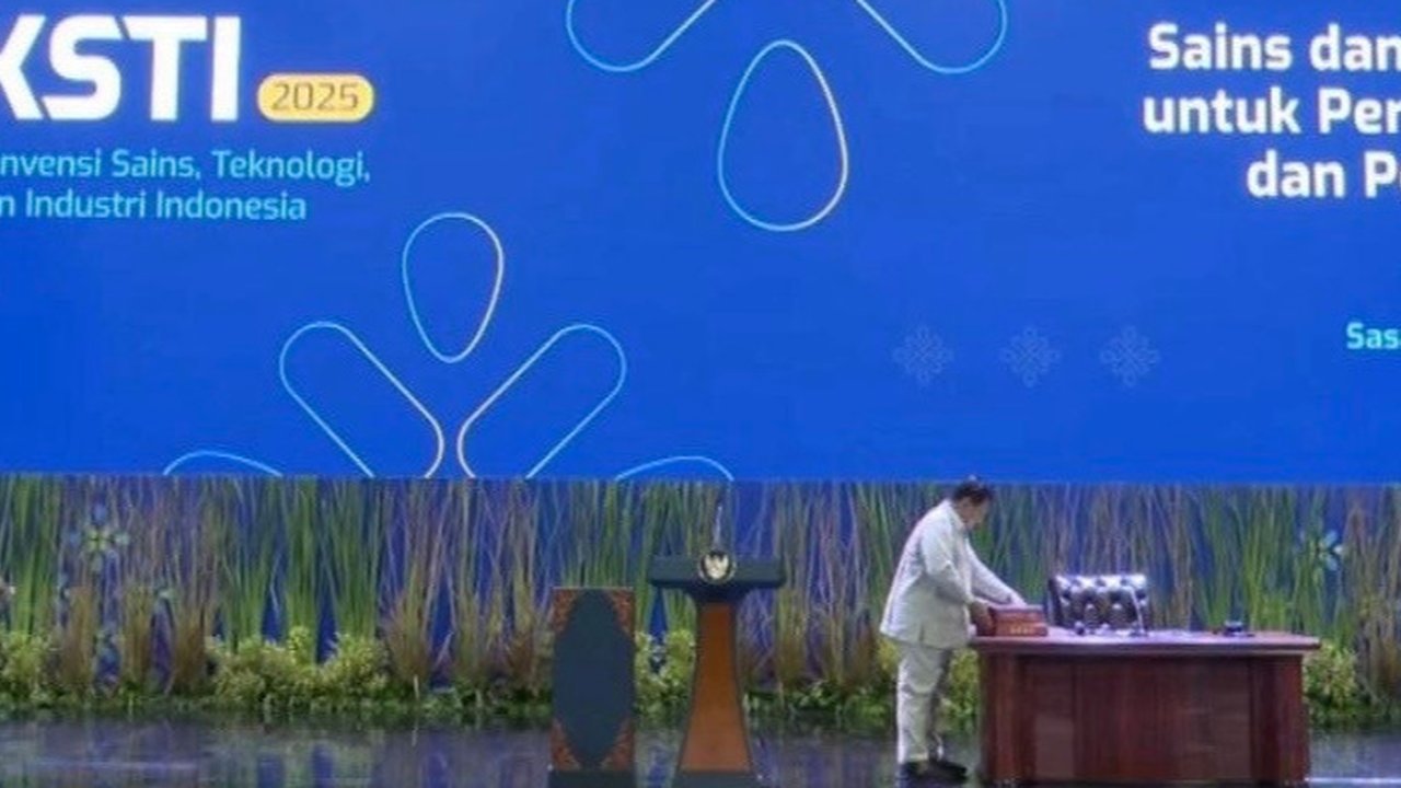 Detik-Detik Prabowo Benahi Posisi Buku Logo Bintang 4 Bertemu Ribuan Ilmuan, Singgung Militeristik
