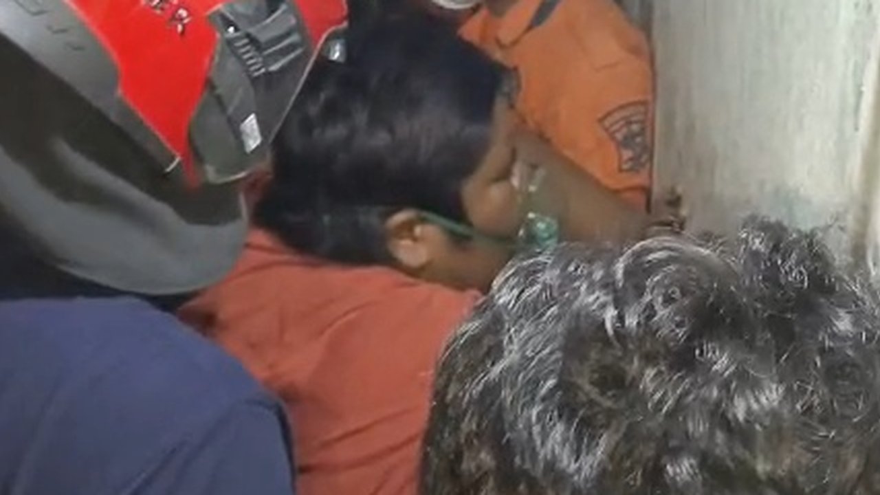 Damkar Evakuasi Pemuda Obesitas Berbobot 400 Kg dari Gang Sempit di Surabaya