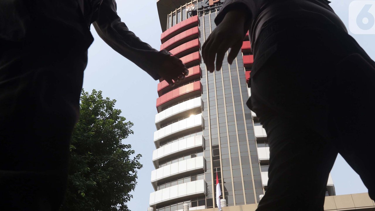 Petugas dari kepolisian melintas di sekitar Gedung Merah Putih KPK, Jakarta, Selasa (1/6/2021). Pengamanan gedung KPK dan sekitarnya diperketat terkait upacara pelantikan pegawai KPK menjadi Aparatur Sipil Negara. (Liputan6.com/Helmi Fithriansyah)