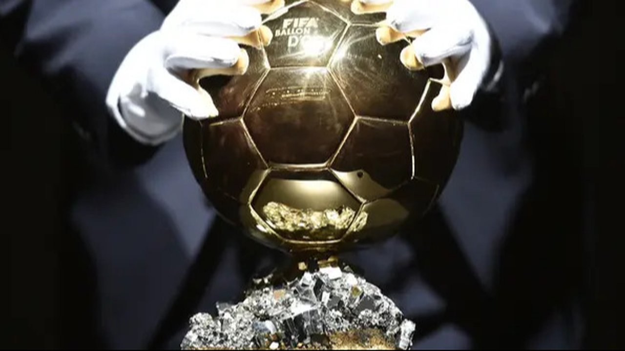 Penghargaan pesepak bola terbaik di dunia, Ballon d'Or edisi tahun 2021 tak lama lagi akan digelar. France Football sebagai penyelenggara telah merilis 30 nama nominasi. Tercatat, ada 5 dari