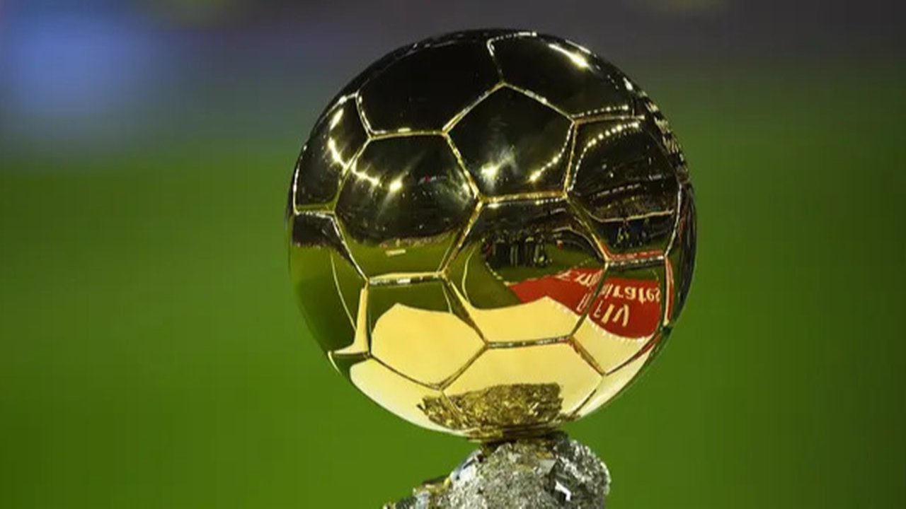 Ballon d'Or merupakan penghargaan untuk individu yang mampu tampil gemilang untuk klub maupun negaranya dalam satu musim. Trofi Ballon d'Or sendiri merupakan trofi individu termahal di dunia