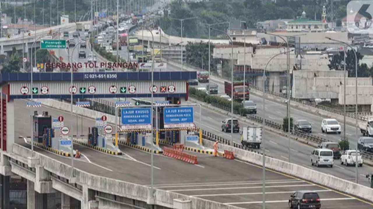 Kendaraan saat melintasi Gerbang Tol (GT) Pisangan, Jatinegara, Jakarta Timur, Senin (15/3/2021). PT CMNP mulai mengoperasikan GT Pisangan yang menghubungkan sisi barat ruas Tol Becakayu Seks