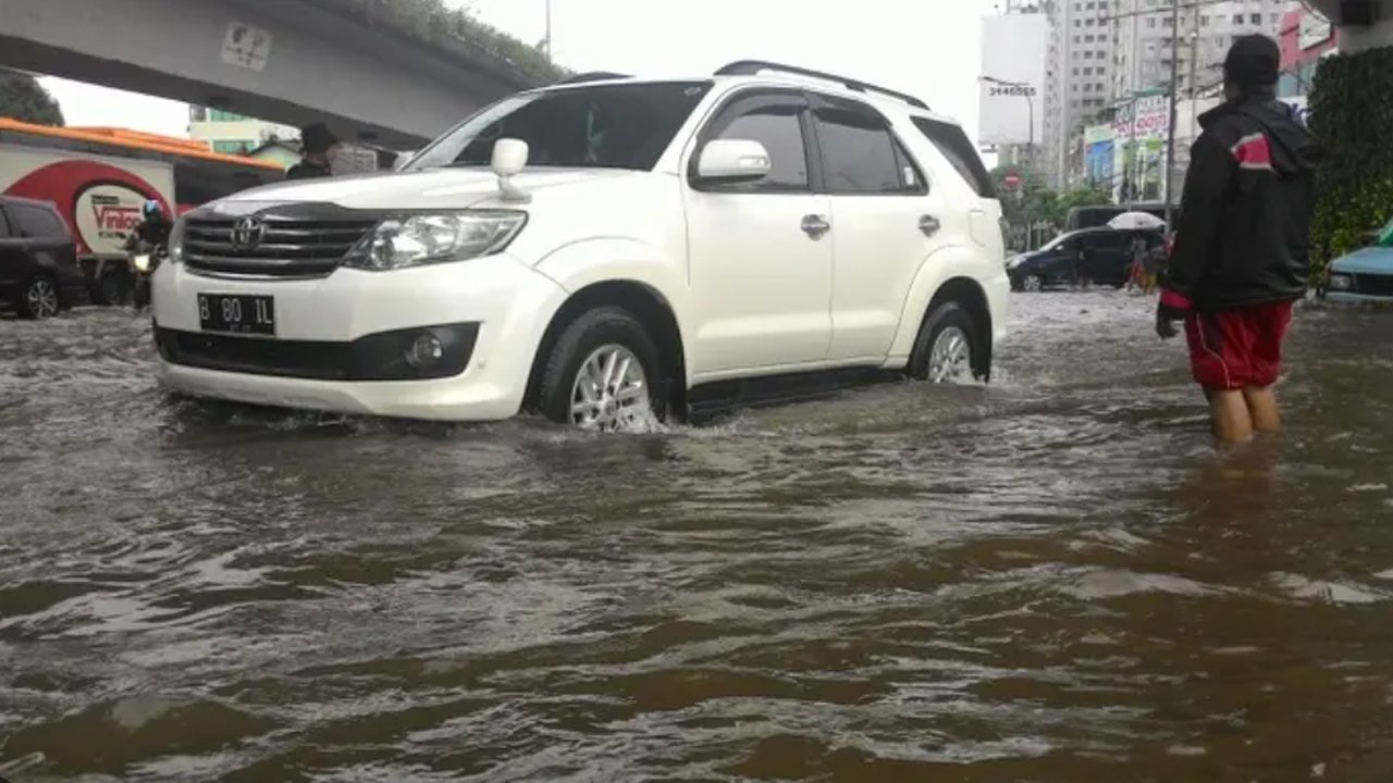 8 Risiko Mobil Nekat Terjang Banjir