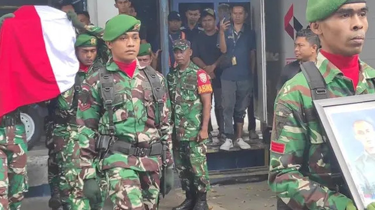 Jenazah Prada Lucky disambut secara militer saat tiba di Bandara El Tari Kupang, NTT. (Liputan6.com/Ola Keda)