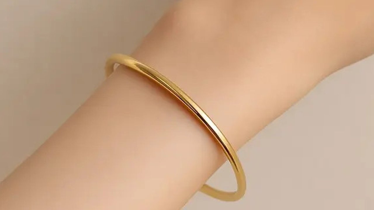 Model Gelang Emas Bangle Terbaru yang Cocok untuk Tangan Kecil/AI