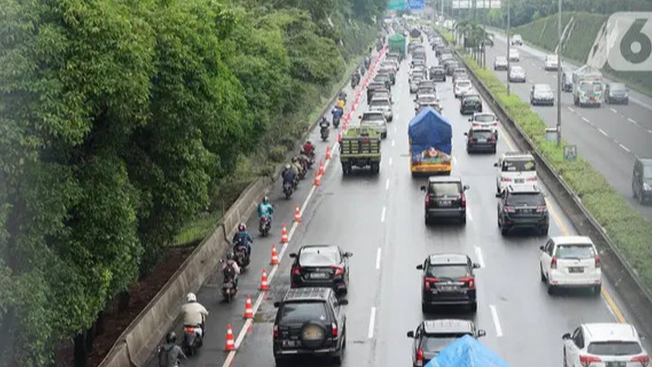 Pejalan kaki yang mengenakan masker berjalan di atas jembatan penyeberangan orang (JPO) dengan arus lalu lintas yang macet di kawasan Jalan TB Simatupang, Jakarta, Rabu (15/8/2023). Kement