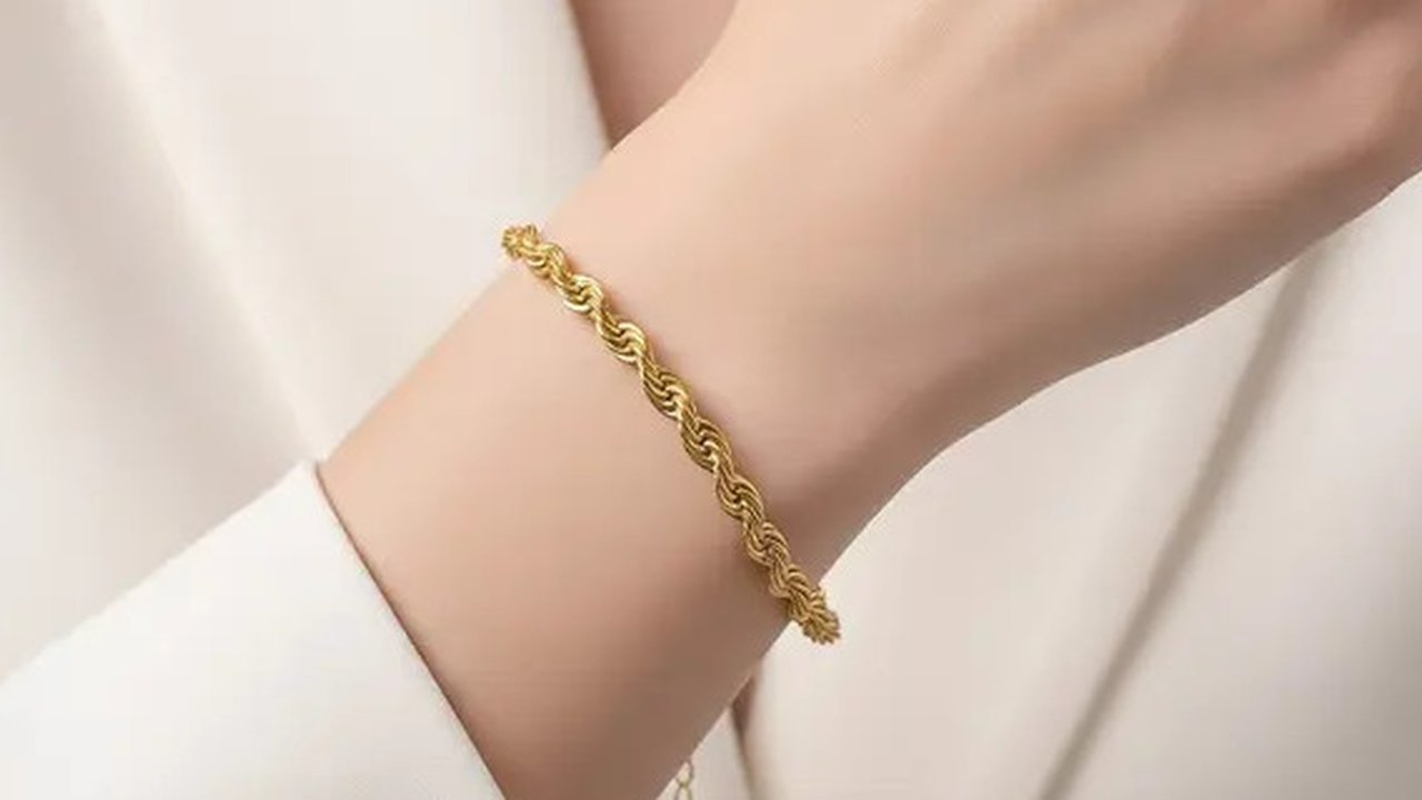 Ilustrasi Gelang Emas Cuff (Created by Meta AI)