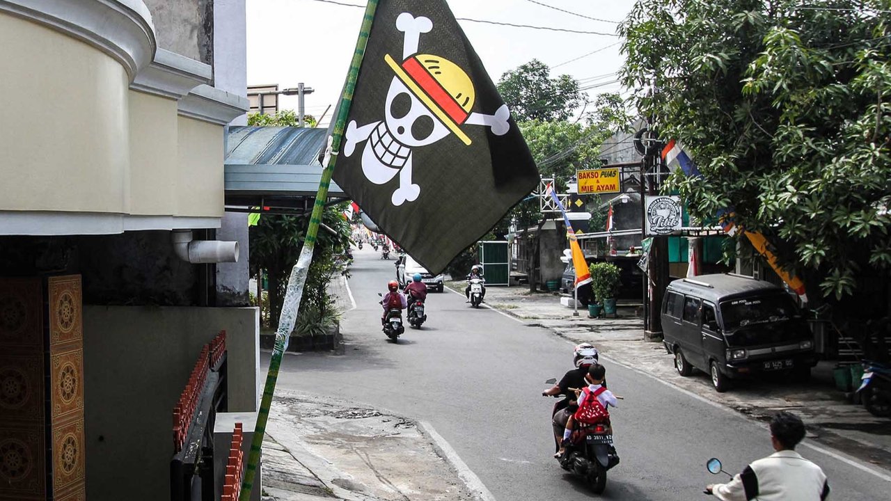 Bendera bajak laut dari anime Jepang One Piece terlihat di sebuah rumah di Solo, Jawa Tengah, Kamis (07/08/2025).