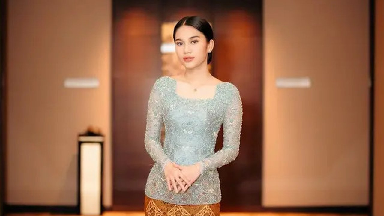 6 Momen Kebaya Azizah Salsha yang Memikat, Elegan dalam Balutan Kain Tradisi (sumber: Instagram/azizahsalsha_ )
