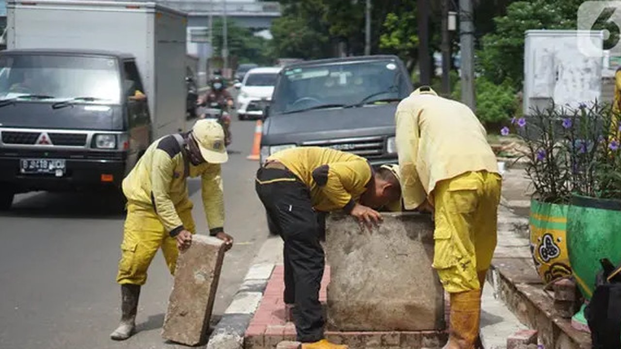 Petugas Bina Marga memerlebar saluran air di Jalan TB Simatupang di kawasan Cilandak, Jakarta, Kamis (22/10/2020). Hal tersebut dilakukan guna memaksimalkan fungsi sistem drainase agar tidak