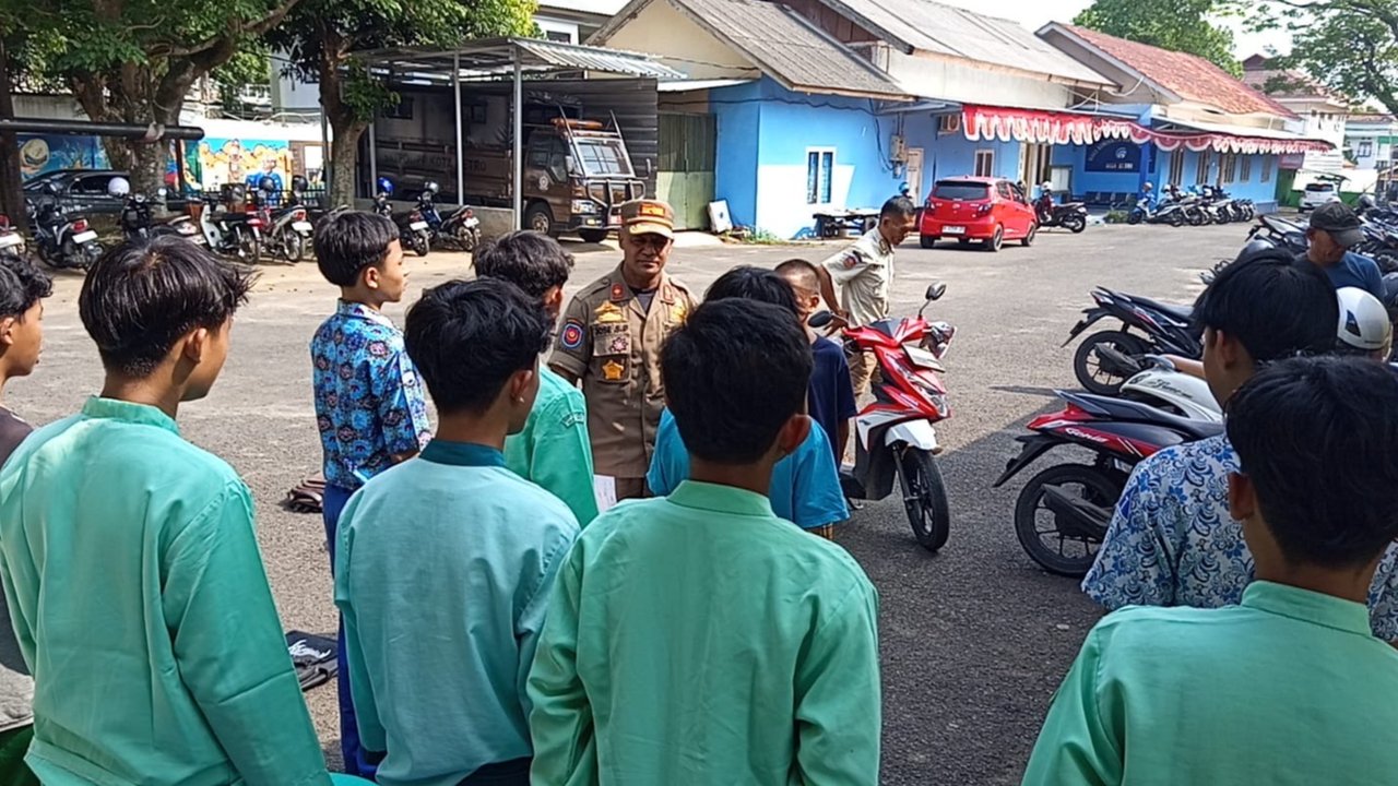 Bolos Sekolah, 10 Pelajar SMP di Metro Diamankan Satpol PP Saat Asyik Main Judi Slot