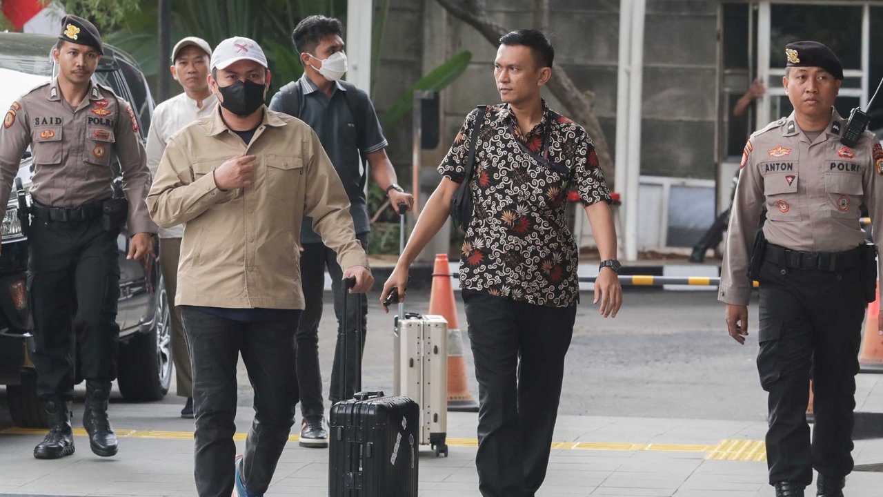 Bupati Kolaka Timur, Abdul Azis, tiba di Gedung Komisi Pemberantasan Korupsi (KPK), Jakarta, Jumat (8/8/2025),