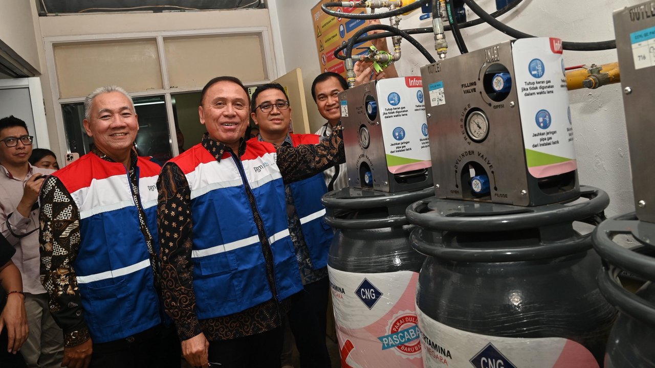 Komisaris Utama Pertamina Mochammad Iriawan didampingi Wakil Direktur Utama Pertamina Oki Muraza dan juga Direktur Utama PGN Arief Setiawan Handoko melakukan pemutaran tuas Gas sebagai tanda pemasangan Gas-in di RS Hasan Sadikin, Bandung. Rabu (6/8/2025).
