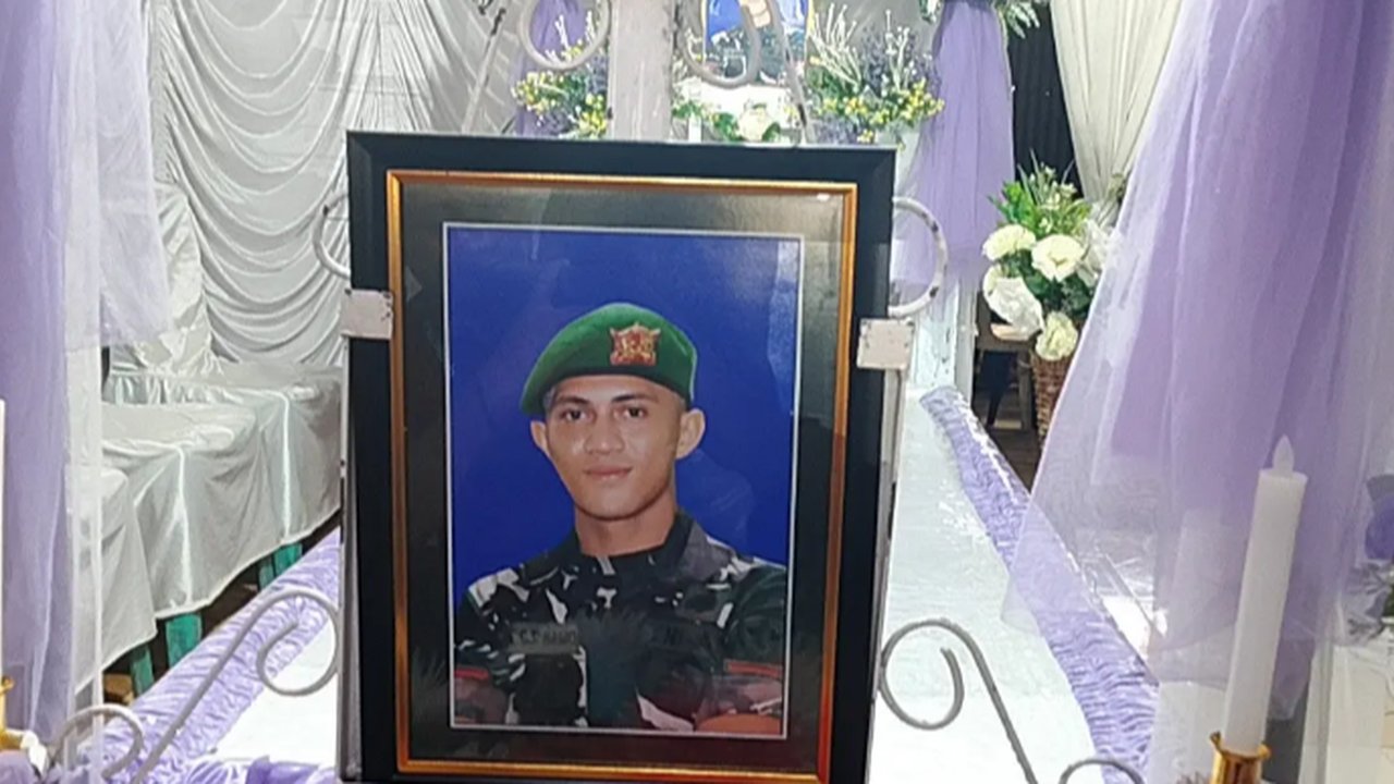 Prada Lucky Namo (23), prajurit TNI di NTT akhirnya meninggal dunia setelah dirawat secara intensif selama empat hari di rumah sakit usai diduga mendapat penganiayaan berat dari seniornya.