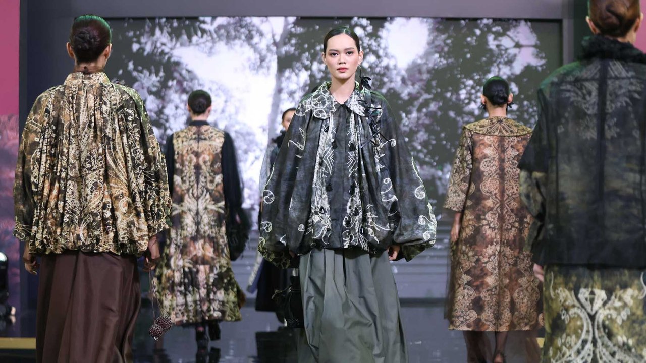 Fashion Show Pesona Kain Sasirangan, Warisan Kalimantan Selatan saat Parade Wastra Nusantara 2025 di Kota Kasablanka, Jakarta. Jumat (08/08/2025).