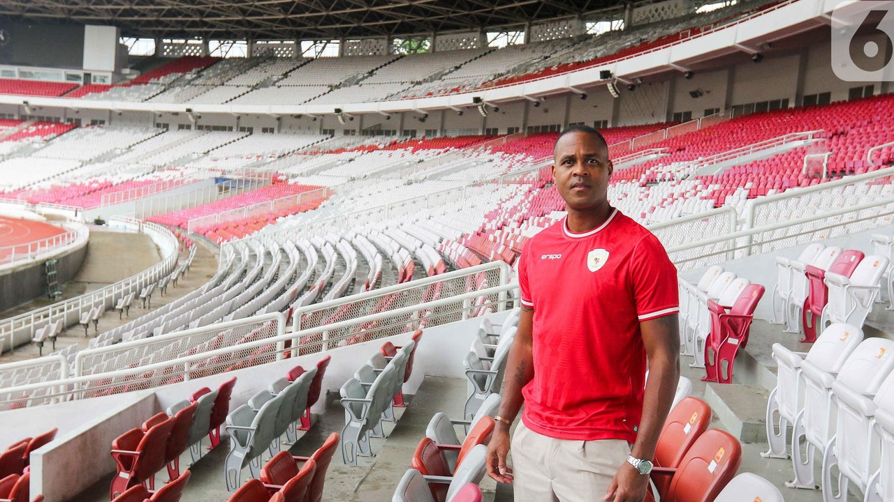 Pelatih Timnas Indonesia, Patrick Kluivert (tengah) berfoto bersama dengan para legenda Barcelona dan legenda Real Madrid dalam laga persahabatan yang berlangsung di DY Patil Stadium, Navi Mu