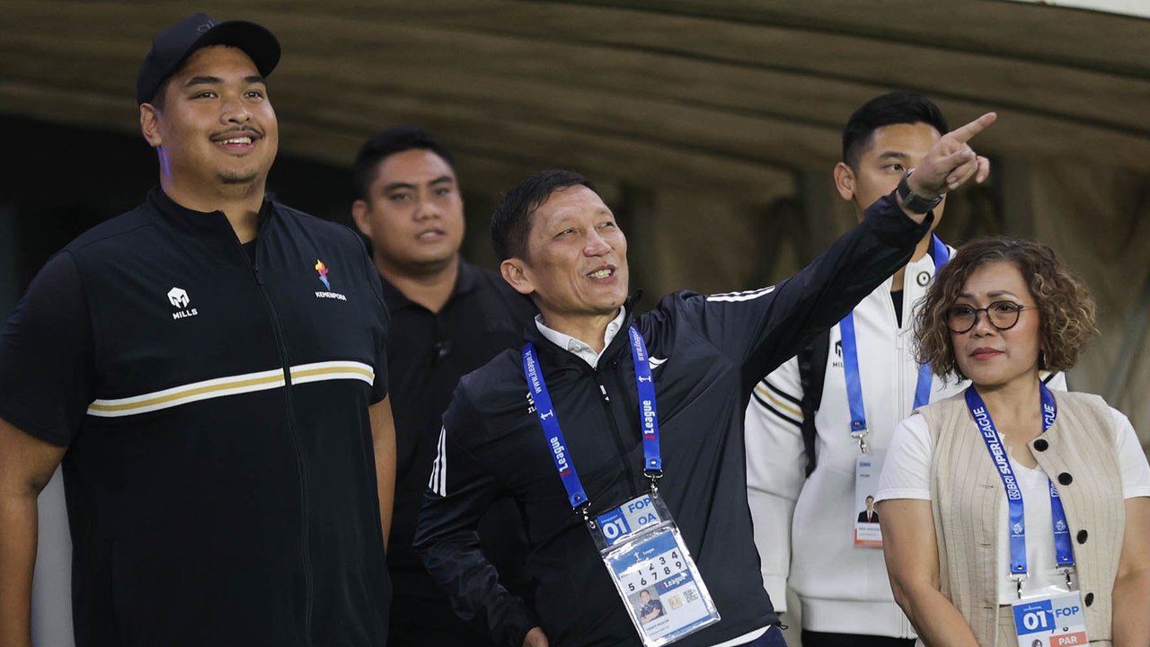 Menteri Pemuda dan Olahraga Dito Ariotedjo  bersama Direktur Utama I.League  Ferry Paulus dan  Direktur SCM Harsiwi Achmad  saat pembukaan BRI Super League 2025/2026 di Stadion Gelora Bung Tomo, Surabaya, Jawa Timur, Jumat (08/08/2025)..