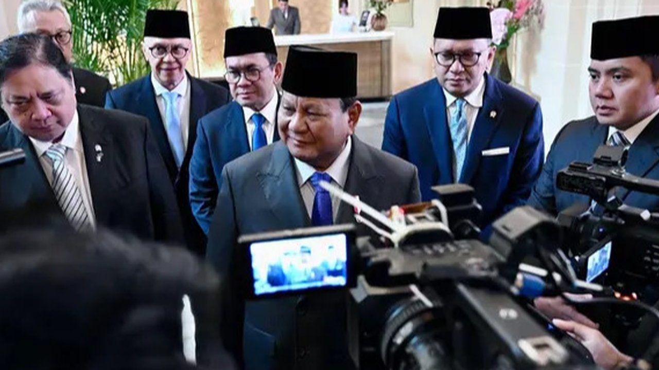 Presiden Prabowo Subianto memimpin rapat bersama jajaran Dewan Ekonomi Nasional (DEN) di kediaman pribadinya di Hambalang, Kabupaten Bogor, Kamis (31/7/2025). Rapat tersebut membahas kondisi