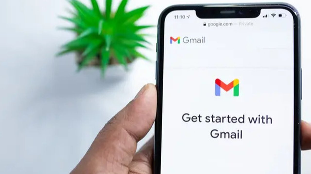 Ilustrasi cara membuat email, Gmail, desktop. (Photo by Solen Feyissa on Unsplash)
