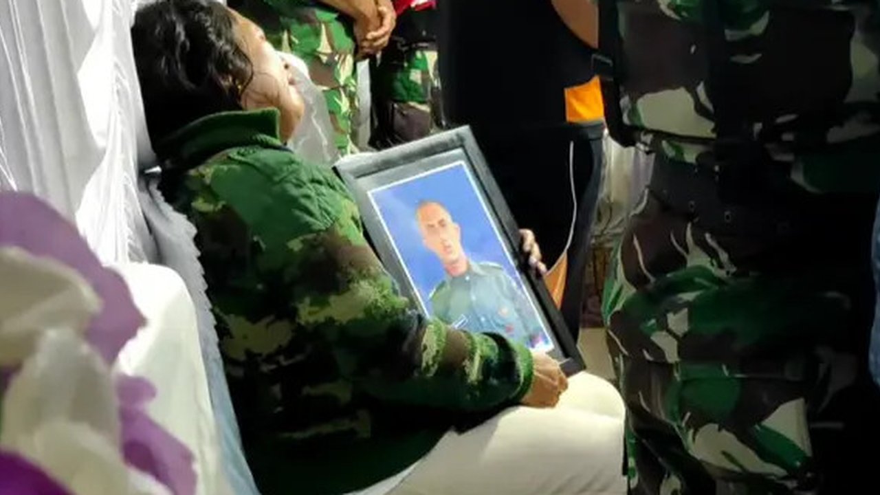 Prada Lucky Namo (23), prajurit TNI di NTT akhirnya meninggal dunia setelah dirawat secara intensif selama empat hari di rumah sakit usai diduga mendapat penganiayaan berat dari seniornya.