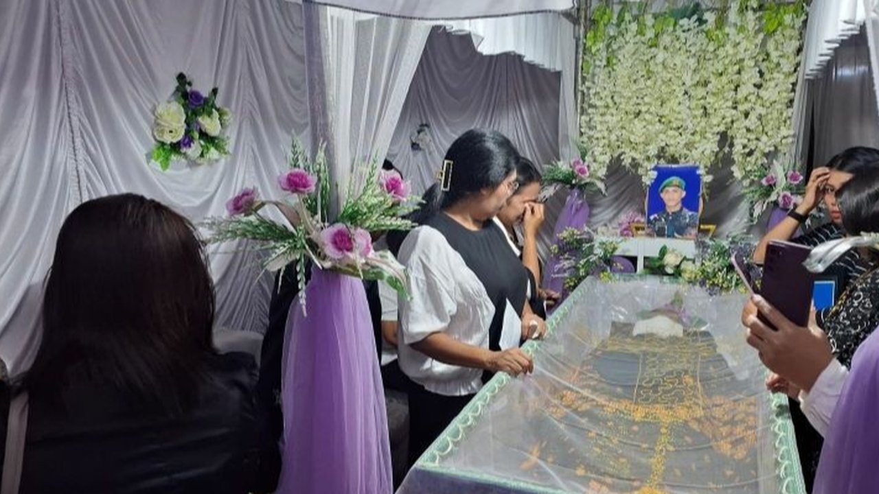 Prada Lucky Namo (23), prajurit TNI di NTT akhirnya meninggal dunia setelah dirawat secara intensif selama empat hari di rumah sakit usai diduga mendapat penganiayaan berat dari seniornya.