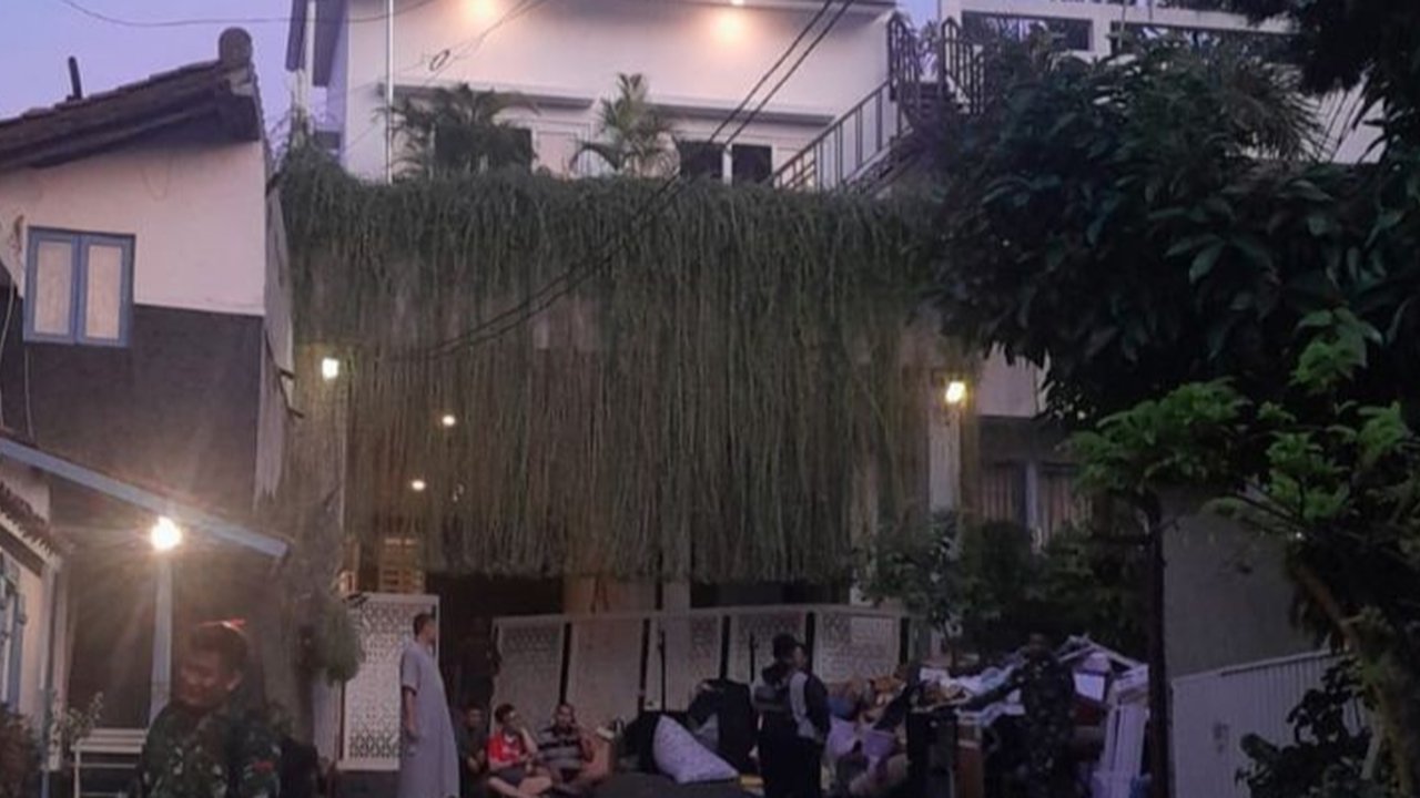 Insiden penjarahan rumah Sri Mulyani di Bintaro mengejutkan banyak pihak. Ratusan orang, didominasi remaja, terlibat dalam aksi dini hari yang tak terduga ini.