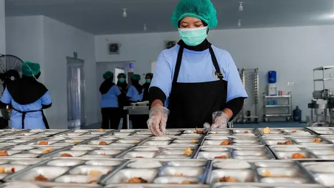 Kepala BGN Pastikan Semua Food Tray MBG Diganti Jika Terbukti Mengandung Minyak Babi