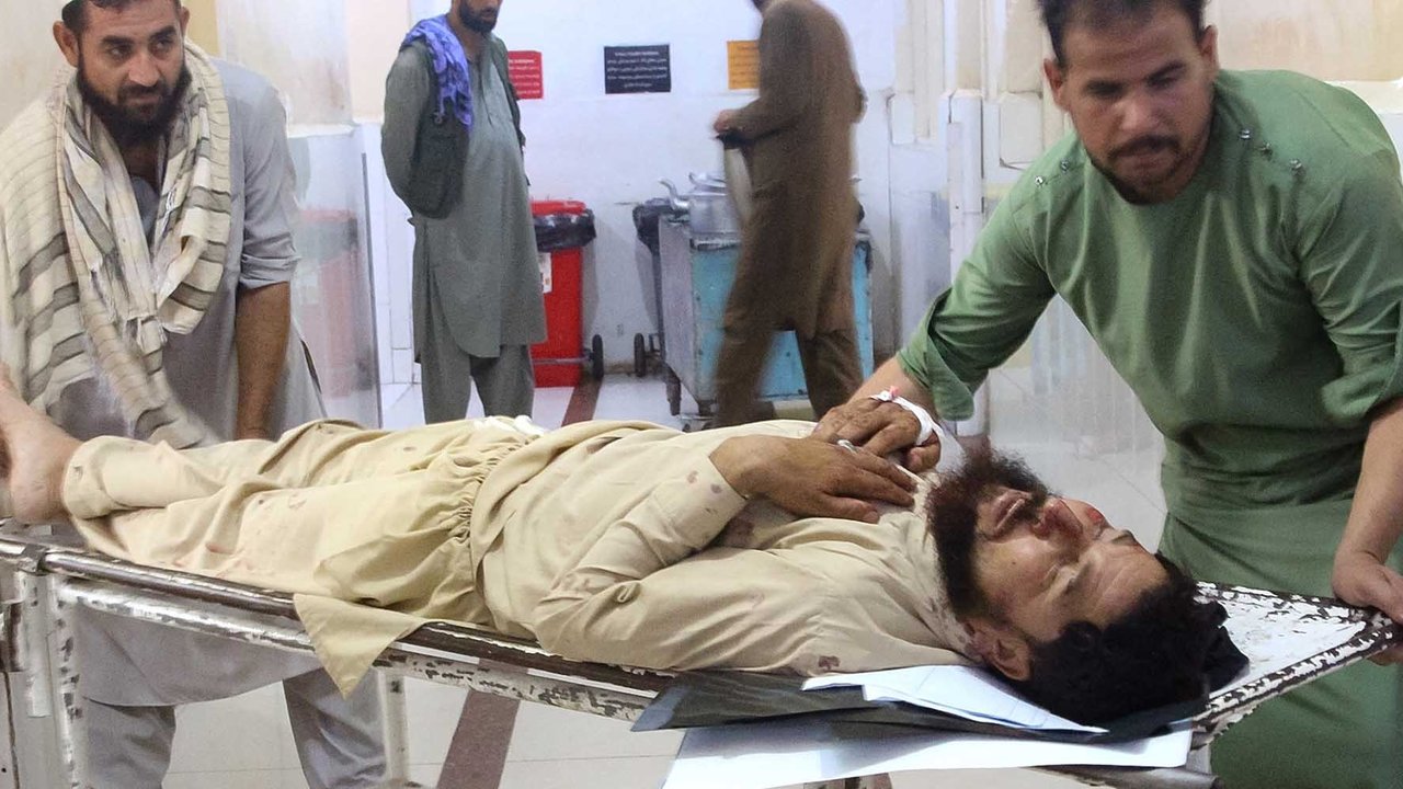 Para relawan membawa seorang pria yang terluka ke rumah sakit setelah gempa bumi di Jalalabad, Afghanistan, Senin (01/09/2025).