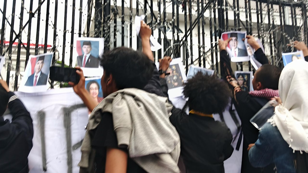 Mahasiswa Geruduk DPRD Jabar, Gambar Pejabat Ditempel di Gerbang Kawat Berduri