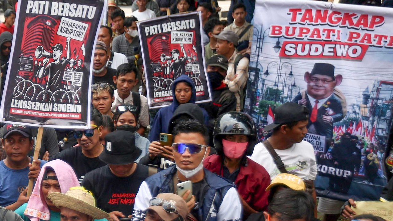 Puluhan warga yang tergabung dalam Aliansi Masyarakat Pati Bersatu berunjuk rasa di depan gedung Merah Putih Komisi Pemberantasan Korupsi (KPK), Jakarta, Senin (1/9/2025).