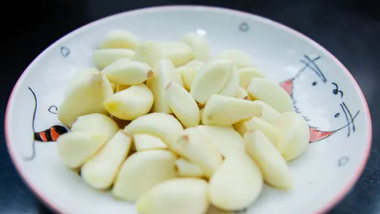 Potongan bawang putih yang berkhasiat untuk kesehatan kuku//copyright freepik/jcomp