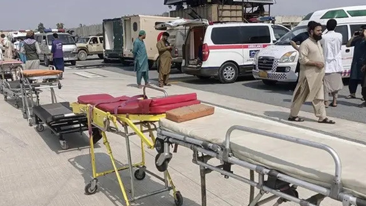 Dalam foto yang dirilis oleh Pusat Media Nangarhar, sejumlah tandu dan ambulans disiapkan di Bandara Nangarhar, pada Senin (1/9/2025) untuk menerima para korban gempa yang mengguncang Afgh