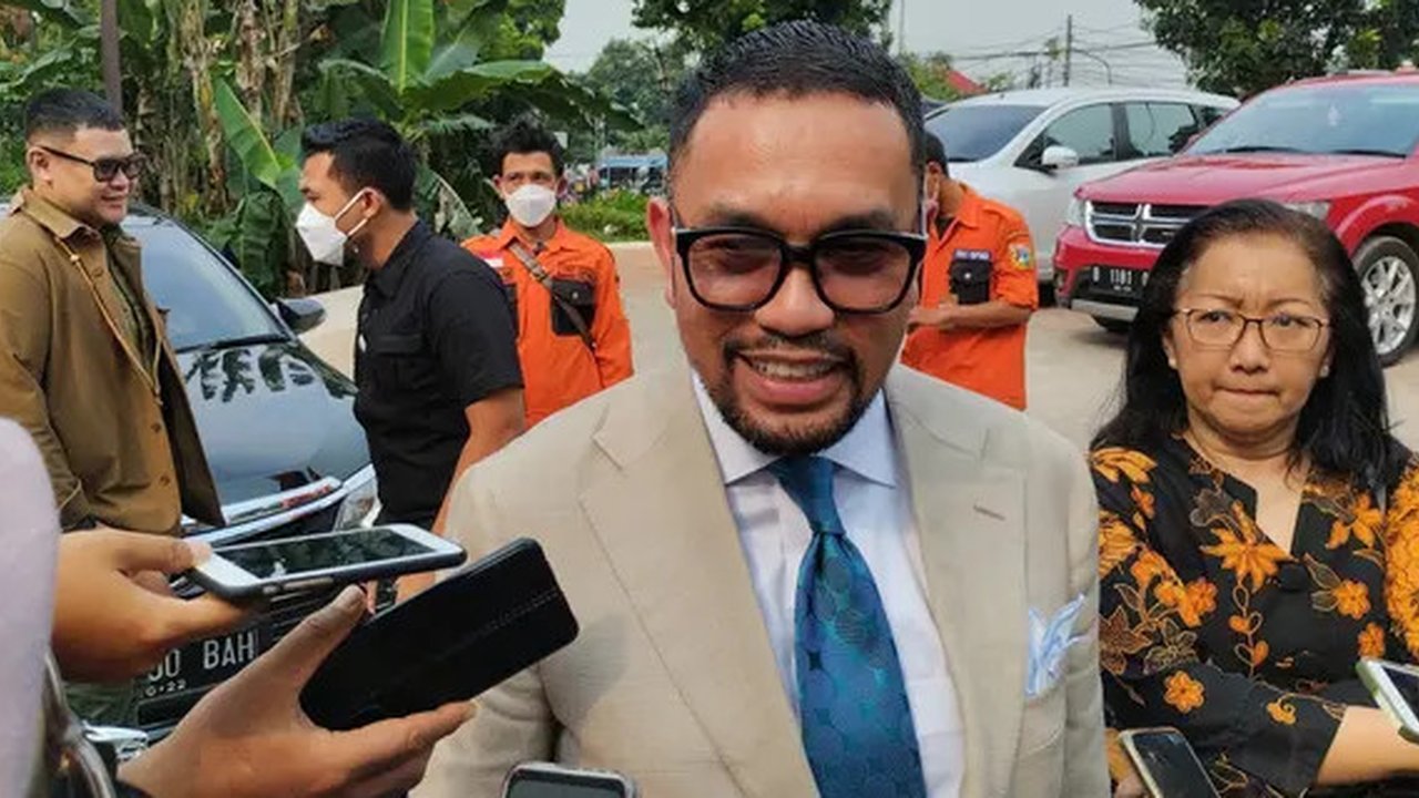 Massa mendatangi rumah anggota DPR RI Fraksi NasDem Ahmad Sahroni di Tanjung Priok, pada Sabtu (30/8/2025). (Tangkapan Layar)