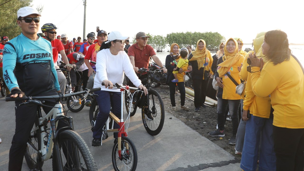 Wali kota Semarang Agustina gowes bersama OPD dan masyarakat di Kawasan Pantai Mangunharjo