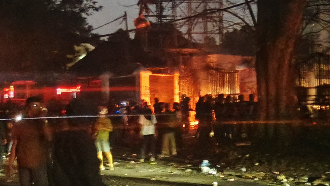 Lewat Pukul 18.00 WIB, Massa di DPRD Jabar Dibubarkan Gunakan Gas Air Mata