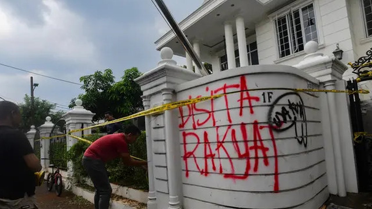 VIDEO: Kondisi Hancur Rumah Uya Kuya Setelah Dijarah Massa, Banyak Coretan 