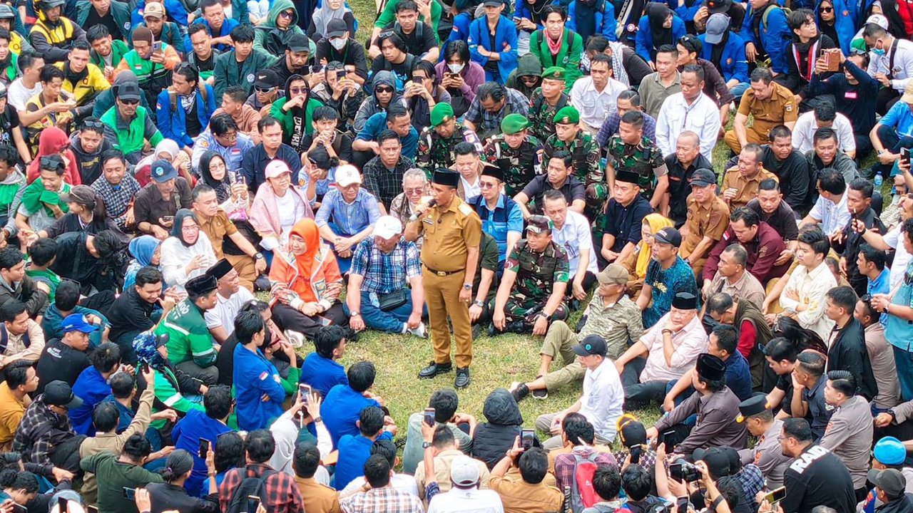 Gubernur Sulawesi Tengah Anwar Hafid di tengah demonstran