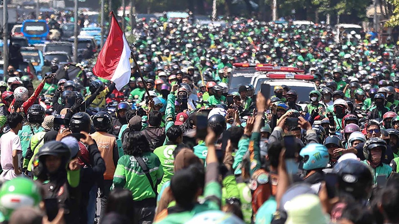 Solidaritas Tanpa Batas, Ojol Bandung Gelar Doa dan Lilin untuk Rekan yang Gugur di Jakarta