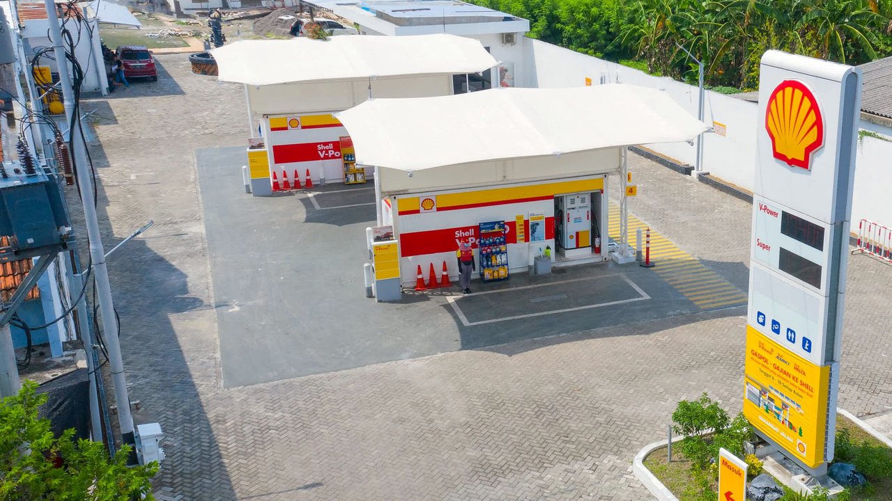 Petugas SPBU Shell mengisi bahan bakar sepeda motor di kawasan bisnis Soewarna, Bandara Soetta, Tangerang, Banten, Kamis (19/4). Shell menambah SPBU di kawasan Bandara Soetta untuk memenuhi k