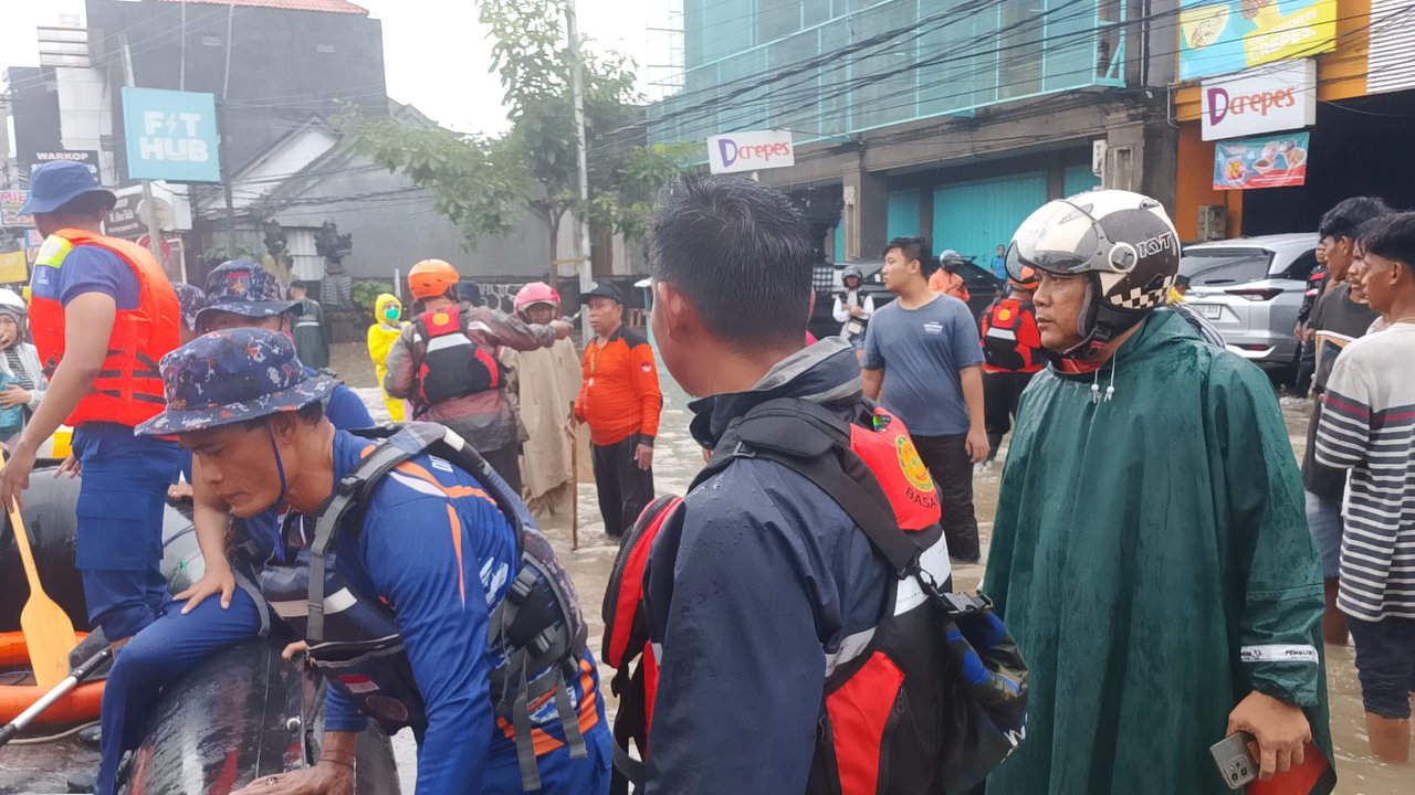 Momen Dramatis Evakuasi Balita dan Lansia Terjebak Banjir di Denpasar, Tim SAR Terobos Air Tutupi Jalan