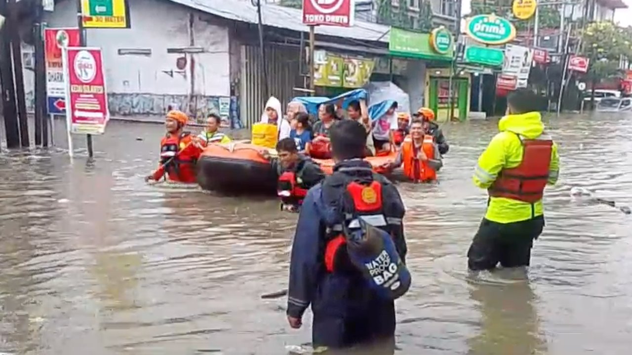 Tim SAR Evakuasi Besar-besaran Puluhan Warga Terdampak Banjir di Denpasar