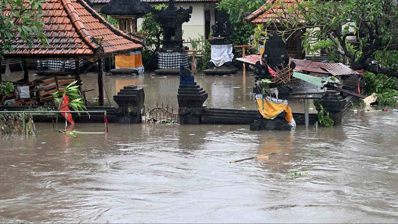Pura merajan milik warga  terendam banjir setelah hujan deras di Denpasar, Bali, Rabu (10/09/2025).