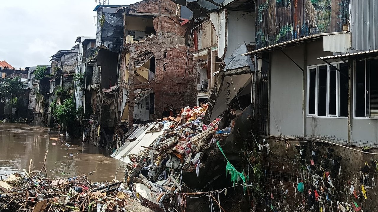 Banjir Denpasar Ruko di Jalan Hasanuddin, Kecamatan Denpasar Barat, roboh tergerus derasnya arus sungai