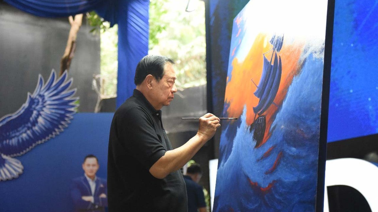 Ketua Majelis Tinggi Partai Demokrat Susilo Bambang Yudhoyono (SBY) melukis dalam acara Tasyakuran HUT ke-24 Partai Demokrat di DPP Partai Demokrat, Jakarta, Selasa (9/9/2025)