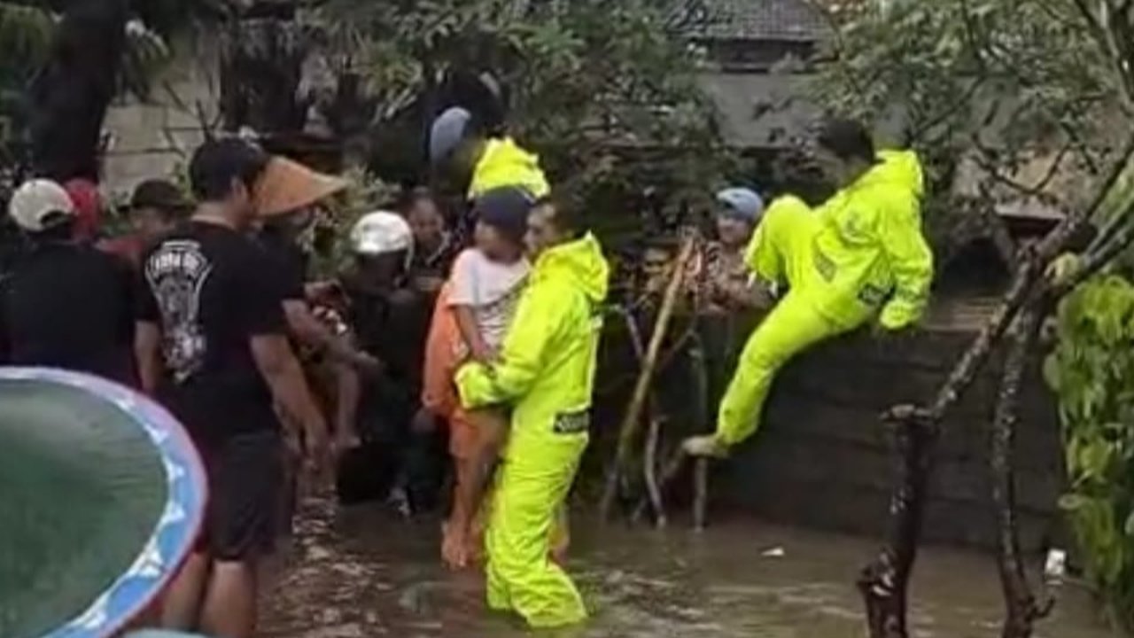 Tim SAR Gabungan Terus Berjibaku Evakuasi Wisatawan Asing dah Puluhan Warga Terjebak Banjir di Bali