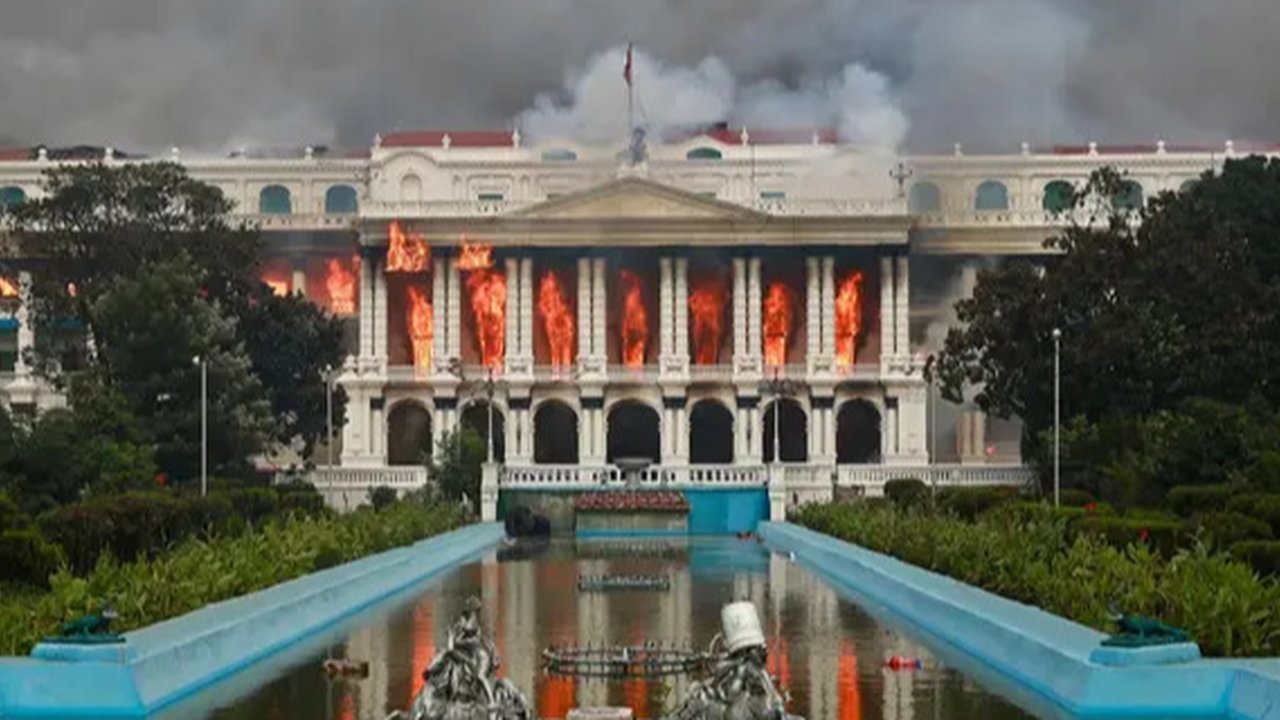 VIDEO: Nepal Membara :Kantor Pemerintah & Rumah Pejabat Dibakar, Pendemo Berpesta di Jalan