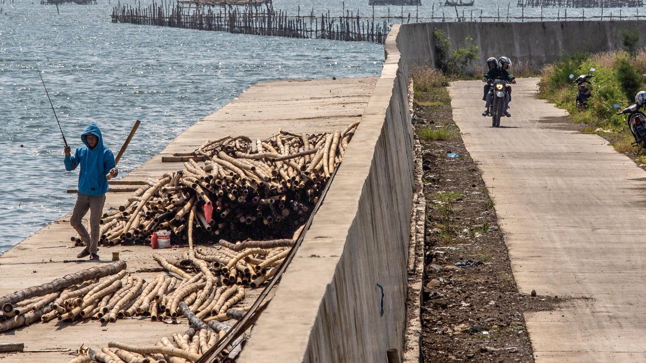Untuk mencegah banjir rob untuk wilayah pesisir Tambaklorok, Semarang, pemerintah pusat telah membangun tanggul laut dibangun sepanjang 3,6 kilometer. Diharapkan tanggul ini dapat menahan rob hingga 30 tahun. (DEVI RAHMAN/AFP)