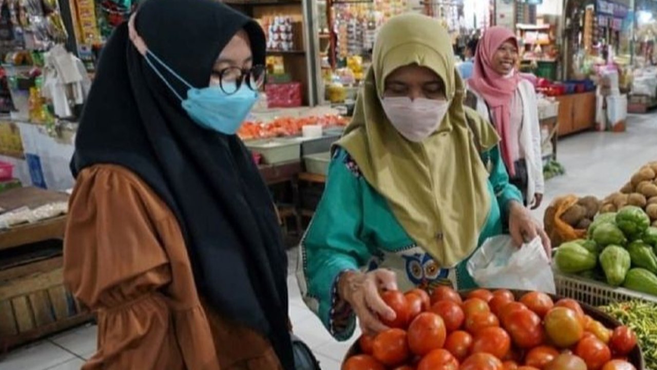 Kota Madiun mengalami deflasi sebesar 0,07 persen pada Agustus 2025. Penurunan harga tomat dan cabai menjadi pemicu utama fenomena Deflasi Kota Madiun ini. Simak detailnya!